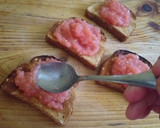 Foto del paso 3 de la receta: Desayuno típico de España tomate con ajo y perejil 🇪🇸