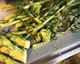 Une image de l'étape 2 de Cima di rapa aux anchois, poivron rouge et pecorino.