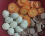 Foto langkah ke 3 dari resep Sup Sosis dengan Telur Puyuh & Wortel.
