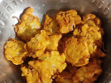 ડુંગળી ના ઢુંબા ભજીયા (Dungri Dhumba Bhajiya Recipe In Gujarati)