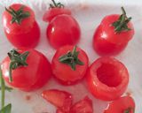 Une image de l'étape 1 de Tomates cocktail farcies à la ricotta et basilic.
