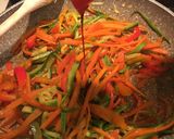 Foto del passaggio 4 della ricetta Spaghetti di soia con verdure