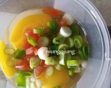 Foto langkah ke 2 dari resep Omelete Nasi Daun Bawang (bekal Anak).