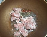 รูปขั้นตอนการทำที่ 3 ของ รากบัวผัดหมูซอสมิโซะงาบด