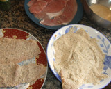 Foto del paso 2 de la receta: Milanesas de cerdo a las finas hierbas