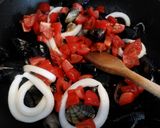 A picture of step 3 of Strozzapreti ai frutti di mare.