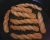 Hình bước làm 5 của món Quẩy thừng 🥨