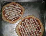 Foto langkah ke 8 dari resep Pizza praktis enak ala rumahan.