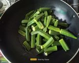 A picture of step 3 of Dahi Bhindi Masala.