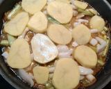 Foto del paso 3 de la receta Merluza con guarnición de patatas, gambas y potón