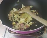 Foto langkah ke 3 dari resep Mie goreng sosis ayam.