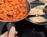 Foto del paso 5 de la receta: Salmón a la mostaza con zanahorias aliñadas