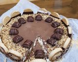 Foto del passaggio 4 della ricetta CHEESCAKE CON NUTELLA BISCUITS, KINDER BUENO E UOVO LINDT