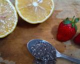 Foto langkah ke 1 dari resep Infused Water, Buah Strawberry Lemon Dan chia seed.