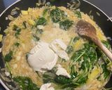 Une image de l'étape 5 de Orzo fondant aux épinards & mascarpone avec du poireau & des graines de courges.