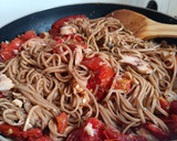 Foto del paso 2 de la receta: Noodles con caballa y tomate asado