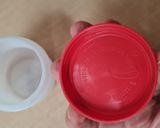 Foto del paso 1 de la receta: Galleta de harina de coco, cacao y maní, midiendo con tapita de polvo Royal®