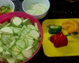 Foto del paso 1 de la receta: Zapallitos revueltos con ensalada fresca mixta