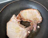 Foto del paso 1 de la receta: Chuletas de cerdo gratinadas a los tres quesos