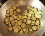 Foto del passaggio 2 della ricetta Linguine con zucchine mantecate con caciocavallo ragusano 🌷