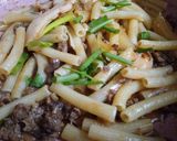 Hình bước làm 2 của món Nui xào bò và mực