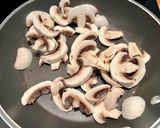 Une image de l'étape 1 de Escalopes de dinde aux champignons de Paris et à la crème.