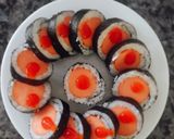 Hình bước làm 3 của món Kimbap xúc xích