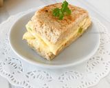 Foto langkah ke 5 dari resep Folded Egg Sandwich - Roti Gulung Telur.