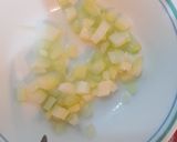 Foto del paso 1 de la receta: Ensalada de atún con cebolla cabezona, apio, tomate y manzana