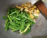 Foto langkah ke 3 dari resep Tumis daun bawang dan tahu.