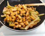 Foto langkah ke 3 dari resep Tumis Tempe Kulit Semangka.