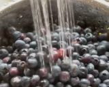 A picture of step 1 of Blueberry jam.