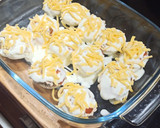 Foto del paso 8 de la receta: Huevos cocidos rellenos de carne al horno