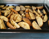 Foto langkah ke 4 dari resep Baked Potato Wedges.