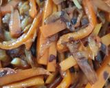 Foto del paso 1 de la receta: Arroz al wok con alitas de pollo y con cebolla, zanahoria y pimientos a la mantequilla y yakiniku