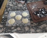 Foto del paso 1 de la receta: Medallones de chocolate blanco y semi amargo rellenos de Oreos