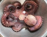 Foto del paso 1 de la receta: Pulpo Español con papas y dorado a la plancha