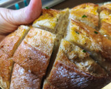 Foto del paso 2 de la receta: Pan con queso y mantequilla de ajo 😋