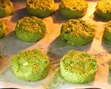 Foto del passaggio 10 della ricetta Insalata colorata di frutti e noci con mini burger di quinoa spinaci e ricotta