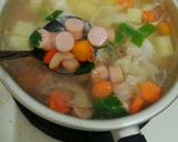 Foto langkah ke 4 dari resep Sop sosis sayuran simple.