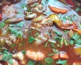Gambar langkah 5 resipi Tomyam Campur (udang, sotong dan ayam).