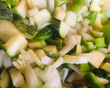 Foto del paso 3 de la receta: ARROLLADO DE POLENTA RELLENO CON ACELGA Y ZUCHINIS (bañado con salsa blanca) 🤩🤗😋🧅🫑🥬🥒😋🤩