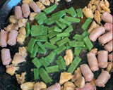 Foto del paso 2 de la receta: Paella rápida de salchichas y pollo