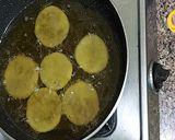 A picture of step 5 of बेसन की मसालेदार मठरी (खस्ता).
