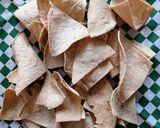 Foto del paso 3 de la receta: Totopos y tostadas de tortilla de maíz