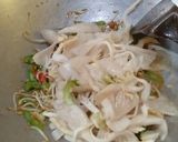 Foto langkah ke 6 dari resep Tumis Tauge Jamur Kentang Kuah Pedas.