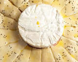 Foto del paso 4 de la receta: Girasol 🌻de hojaldre y queso Camembert 🧀