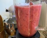 Foto del paso 2 de la receta: Licuado de frutos rojos y banana