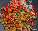 Foto langkah ke 4 dari resep Tumis Kerang.