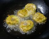 A picture of step 4 of Zucchini fried fritters.